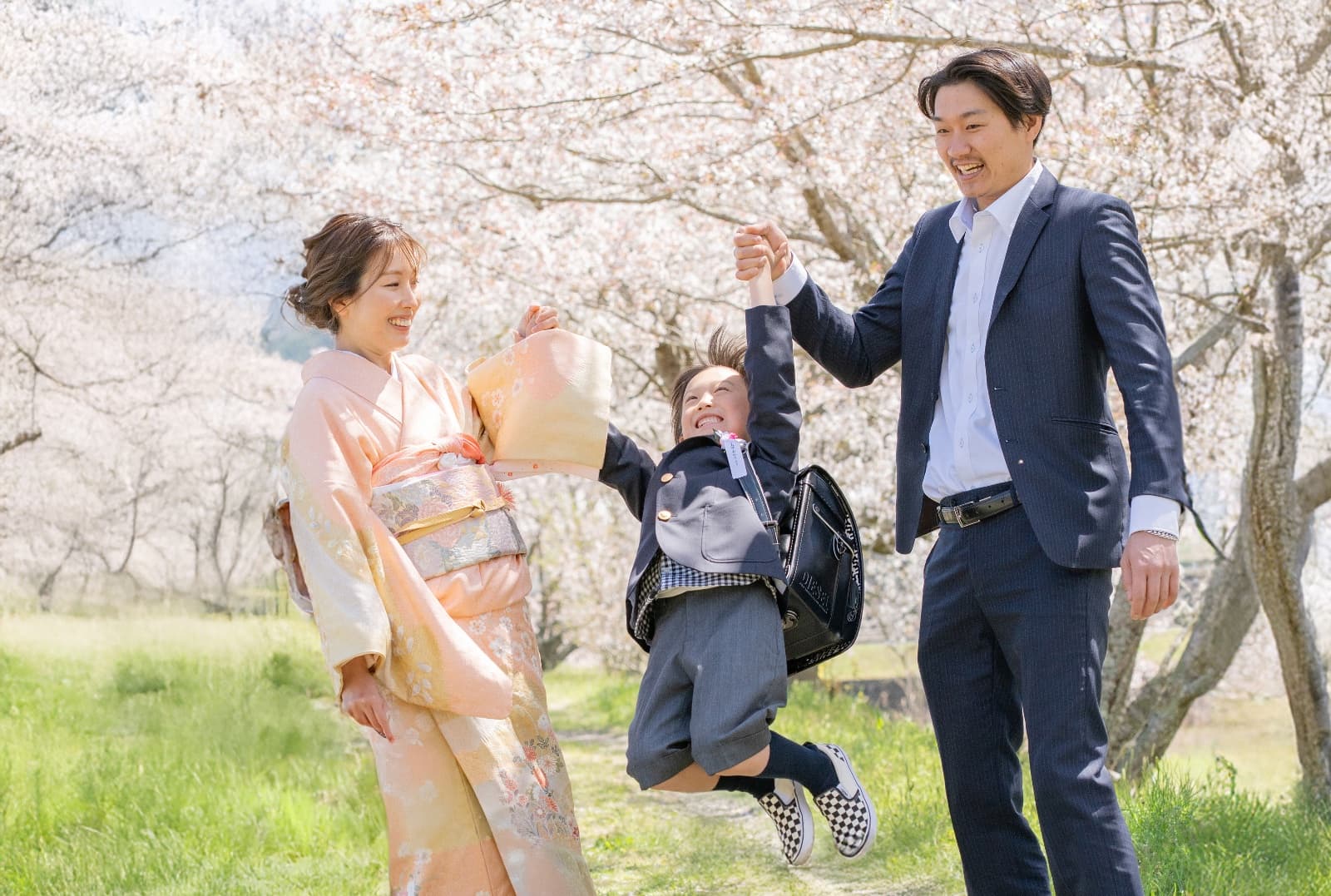 753の数字を囲む男の子とご家族