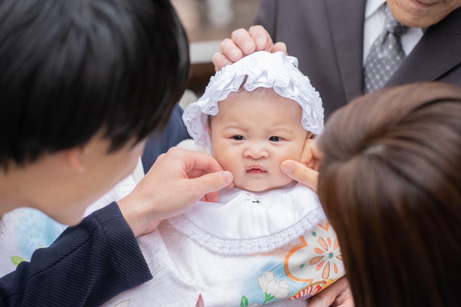 神社で赤ちゃんを囲むご家族