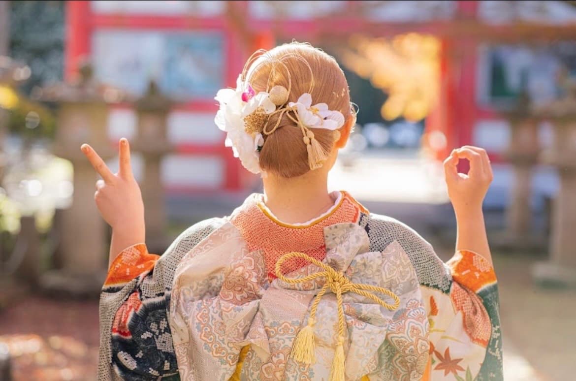 和室で並ぶ三人きょうだい