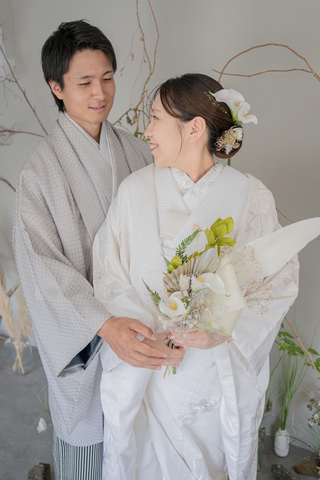 着物姿で手を合わせる女の子