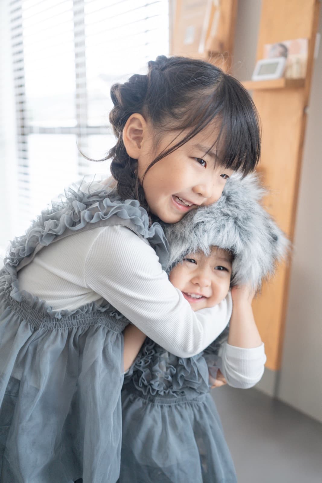 抱きしめ合う姉妹