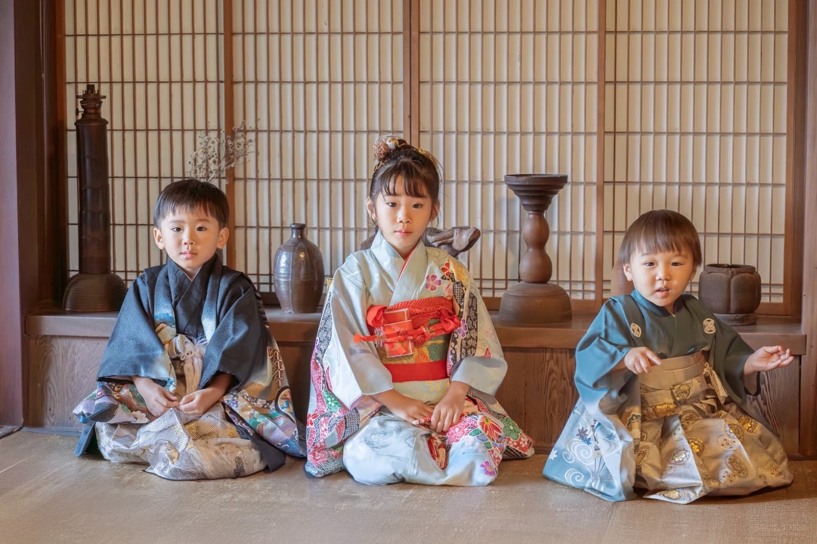 和室に並ぶ兄弟 3 人