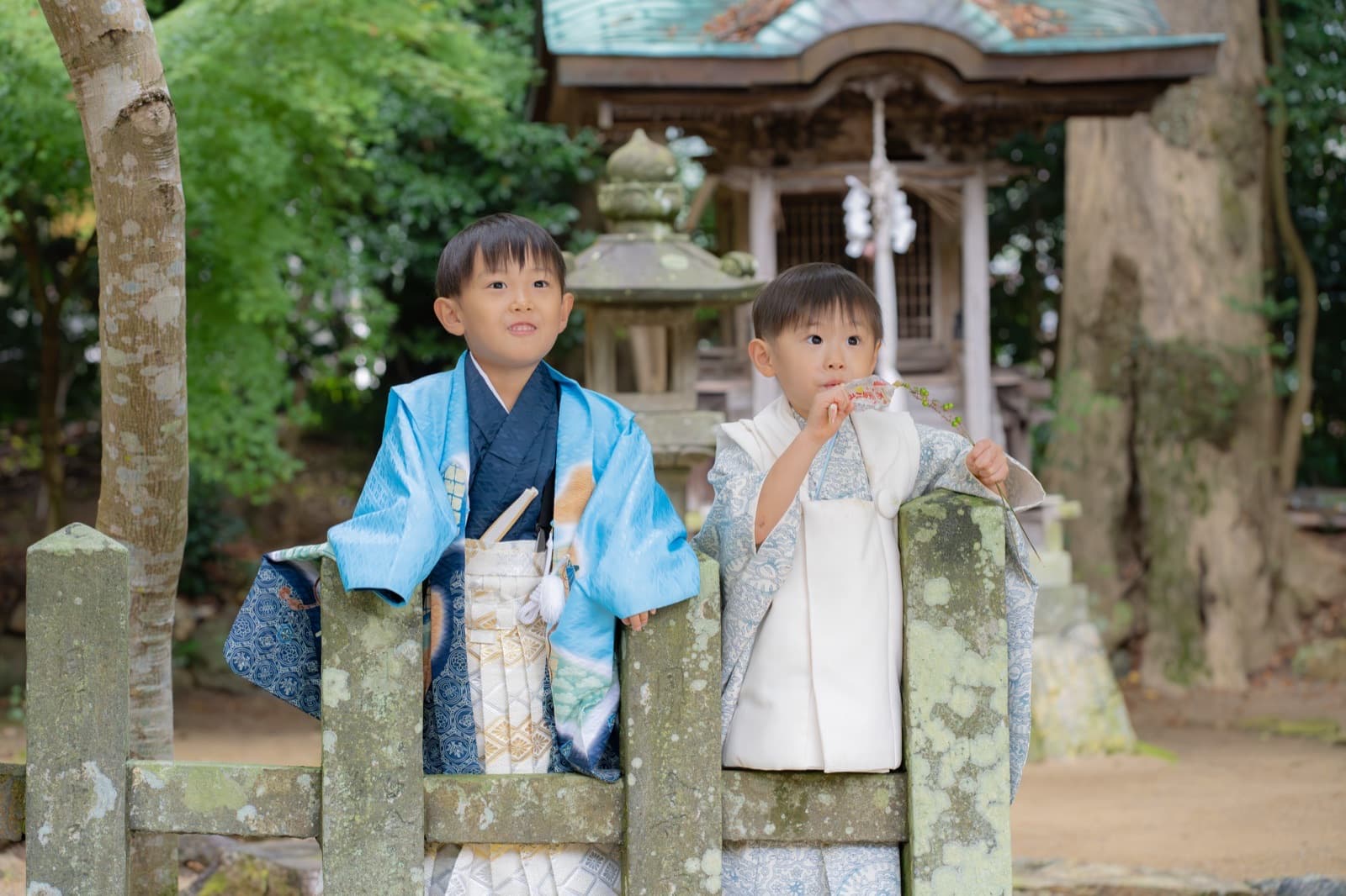 神社の門の前の男の子 2 人
