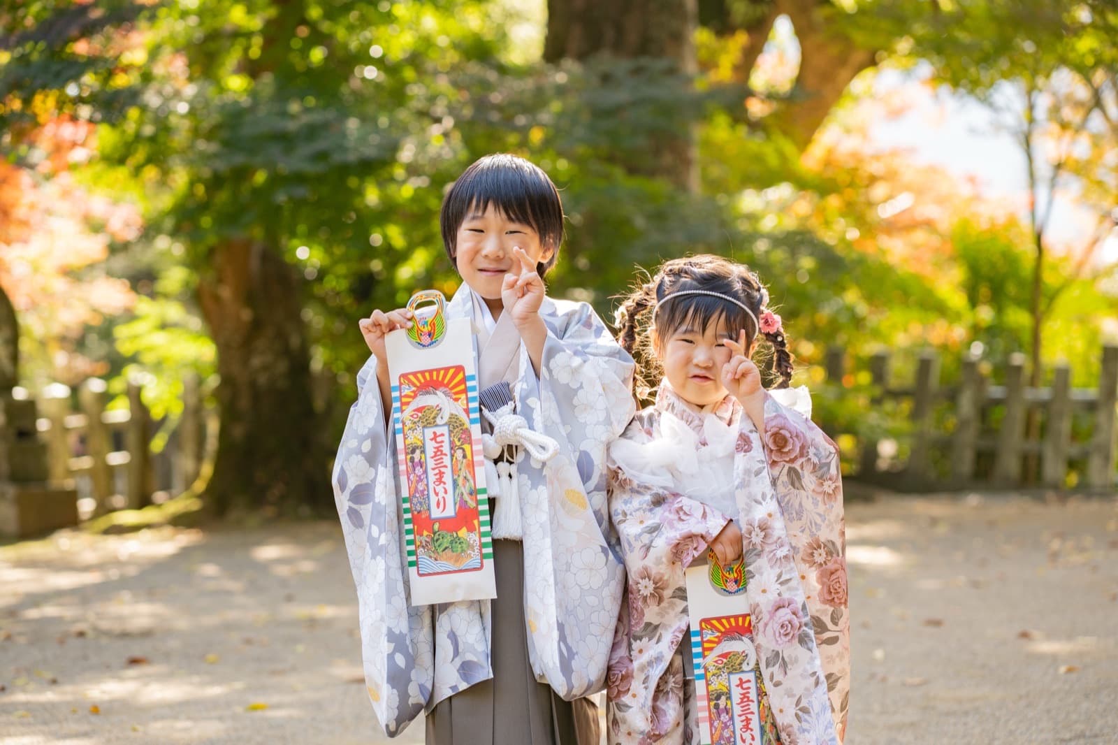千歳飴を持つ兄妹