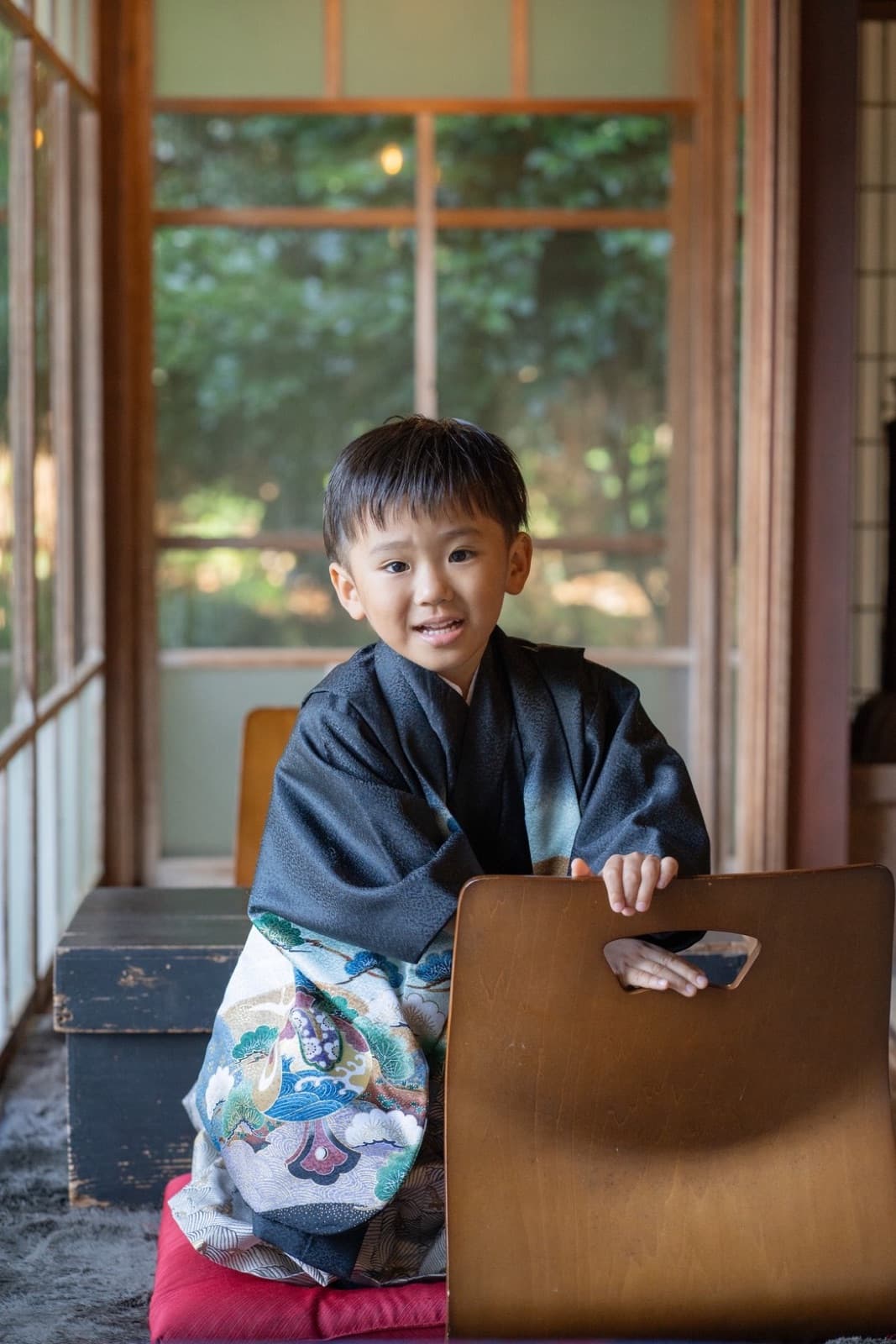 和室で羽織姿の男の子
