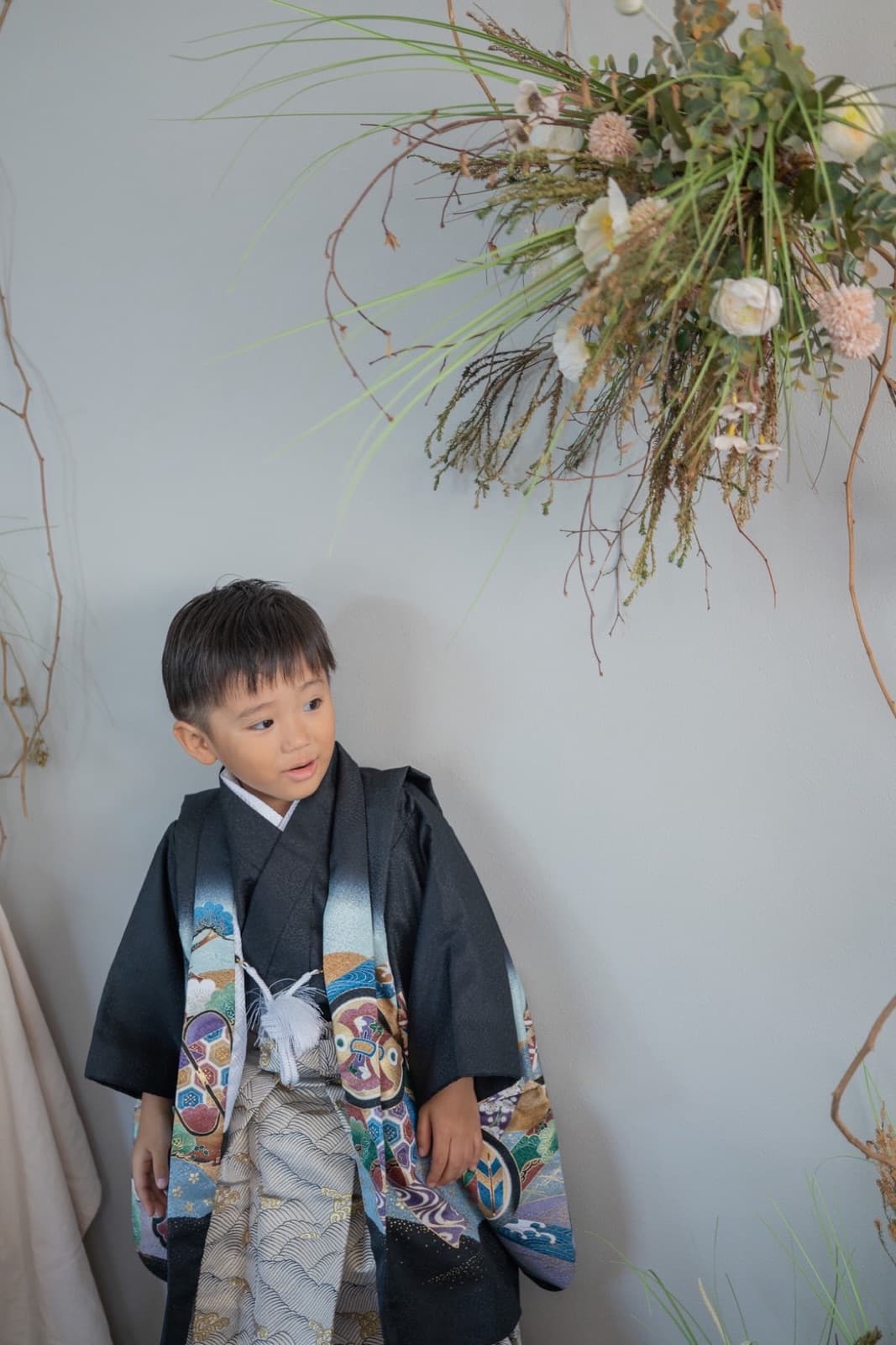 羽織袴の男の子と花飾り
