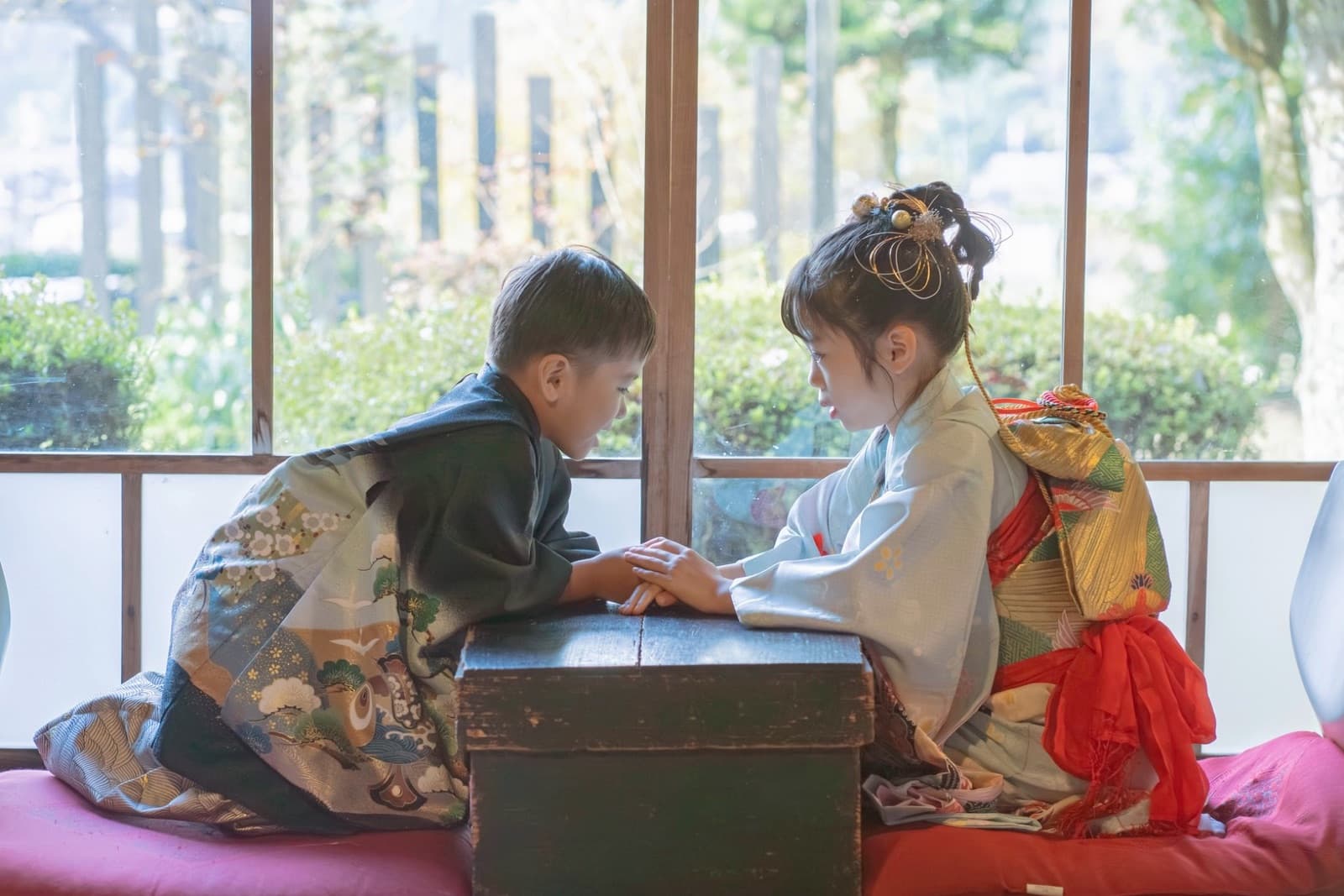 和室で向かい合う兄妹